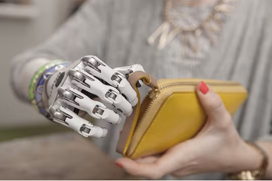 Con người trong tương lai sẽ là sự kết hợp giữa người và máy móc (ảnh: Futurism)