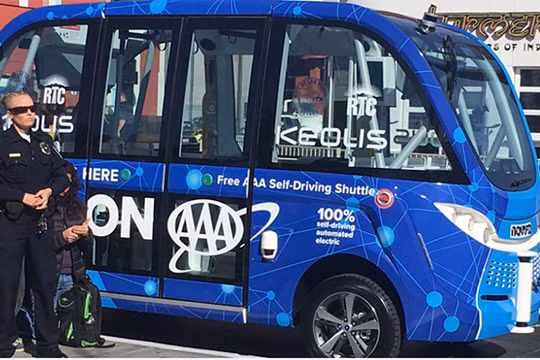 Xe bus tự lái gặp va chạm chỉ sau 1 giờ chạy thử nghiệm.