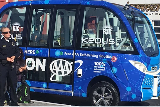 Xe bus tự lái gặp va chạm chỉ sau 1 giờ chạy thử nghiệm.