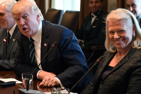 Tổng thống Mỹ Donald Trump (trái) và Giám đốc điều hành IBM Virginia Marie 'Ginni' Rometty (phải). Ảnh: CNBC