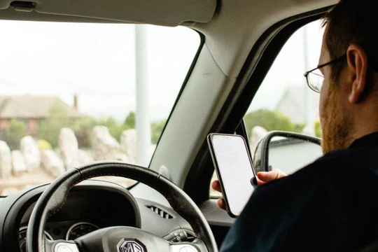 Nhiều tài xế ở Anh vẫn cố tình lách luật để sử dụng điện thoại trong khi lái xe. (Ảnh: Apple Insider)