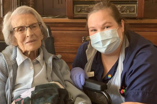 Bà Connie Titchen là bệnh nhân lớn tuổi nhất của nước Anh được xuất viện sau khi bị xác nhận dương tính với Covid-19. Ảnh: CNN