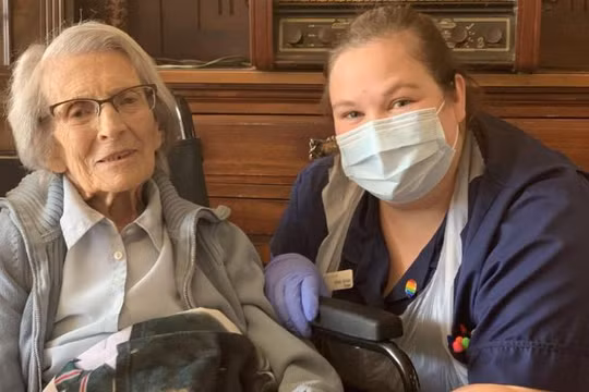 Bà Connie Titchen là bệnh nhân lớn tuổi nhất của nước Anh được xuất viện sau khi bị xác nhận dương tính với Covid-19. Ảnh: CNN