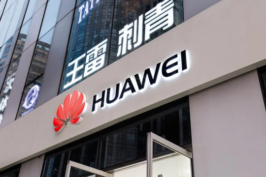 Việc mất một thị trường 5G lớn như Anh có thể khiến tham vọng thống trị thế hệ mạng không dây mới nhất của hãng tan thành mây khói. (Ảnh: CNN)