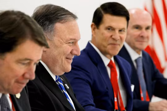 Ông Keith Krach (thứ hai từ phải sang) đóng một vai trò quan trọng trong các nỗ lực của Hoa Kỳ nhằm tăng cường an ninh kinh tế và độc lập với Trung Quốc. (Ảnh: Nikkei Asian Review)