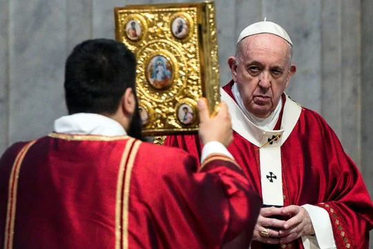Đức Giáo Hoàng Francis đang tiền hành thánh lễ trong thánh đường Thánh Peter tại Vatican ngày 29/6/2020. (Ảnh: Nikkei Asian) Review