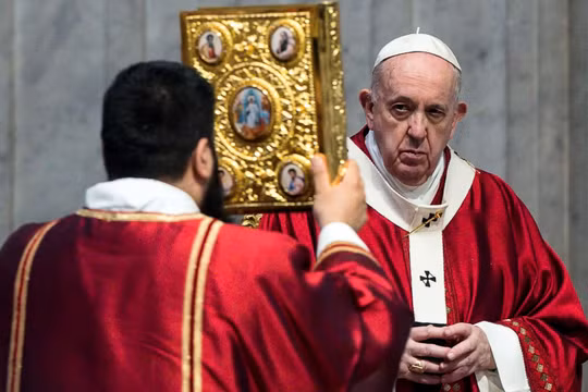 Đức Giáo Hoàng Francis đang tiền hành thánh lễ trong thánh đường Thánh Peter tại Vatican ngày 29/6/2020. (Ảnh: Nikkei Asian) Review