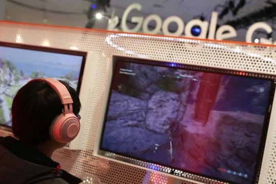 Một người đang chơi trên nền tảng trò chơi Stadia của Google tại một gian hàng trong Hội nghị Nhà phát triển trò chơi GDC 2019. Ảnh: CNBC