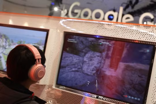 Một người đang chơi trên nền tảng trò chơi Stadia của Google tại một gian hàng trong Hội nghị Nhà phát triển trò chơi GDC 2019. Ảnh: CNBC