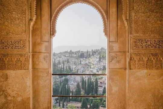 Tường phí đang trở thành một giải pháp hiệu quả trong việc đổi phó với tình hình doanh thu sụt giảm của báo chí nhưng nó lại trở thành rào cản của báo chí với truyền thông. Ảnh: The Fix