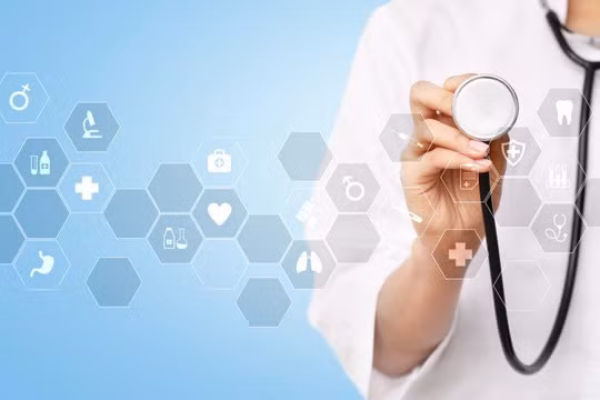 Các công nghệ y tế số giúp các nhà cung cấp giảm thiếu sự kém hiệu quả, cải thiện khả năng tiếp cận, giảm chi phí, tăng chất lượng và làm cho cá nhân hóa đơn thuốc cho bệnh nhân hơn. Ảnh: Open Access Government