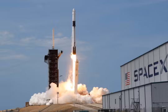 Tên lửa SpaceX Falcon 9 và tàu Dragon Dragon trong nhiệm vụ SpaceX Demo-2 của NASA đưa hai phi hành gia Douglas Hurley và Robert Behnken đến Trạm vũ trụ quốc tế từ Trung tâm vũ trụ Kennedy của NASA ở Cape Canaveral, Florida, Mỹ, ngày 30 tháng 5 năm 2020. 