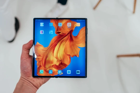 Điện thoại màn hình gập Huawei Mate X. (Ảnh: cnTechPost)