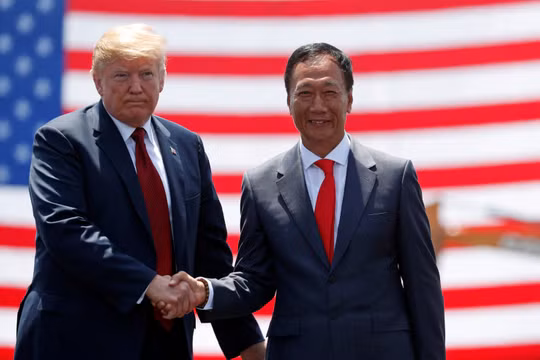 Nhà sáng lập Foxconn Terry Gou và Tổng thống Mỹ Donald Trump. Ảnh: Nikkei Asian Review