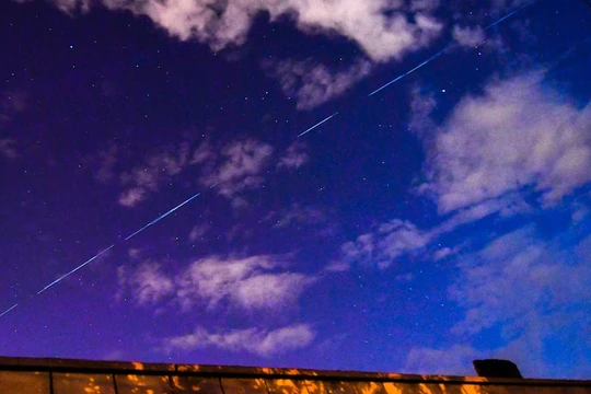 Các vệ tinh Starlink của SpaceX có thể được quan sát bằng mắt thường trên bầu trời đêm. Ảnh: The Guardian