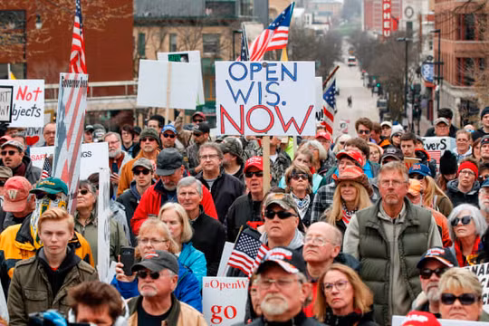 Nhiều người đã biểu tình chống lại lệnh cách ly xã hội do Covid-19 trước Tòa nhà Quốc hội ở Madison, Wisconsin vào ngày 24/4/2020. Ảnh: CNBC