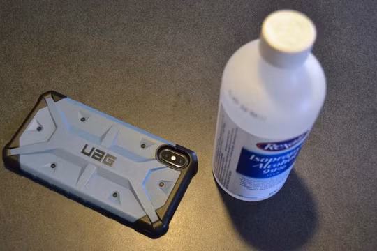 Apple khuyên người dùng sử dụng loại cồn isopropyl 70% hoặc khăn giấy khử trùng Clorox để vệ sinh bề mặt iPhone và iPad,. Ảnh: Forbes