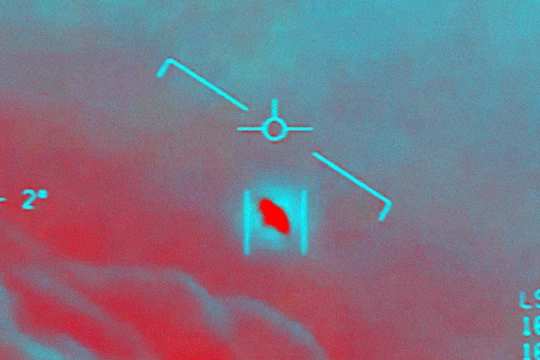 Một "vật thể lạ" xuất hiện trong video Lầu Năm góc công bố. Ảnh: CNN