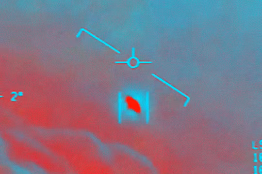 Một "vật thể lạ" xuất hiện trong video Lầu Năm góc công bố. Ảnh: CNN