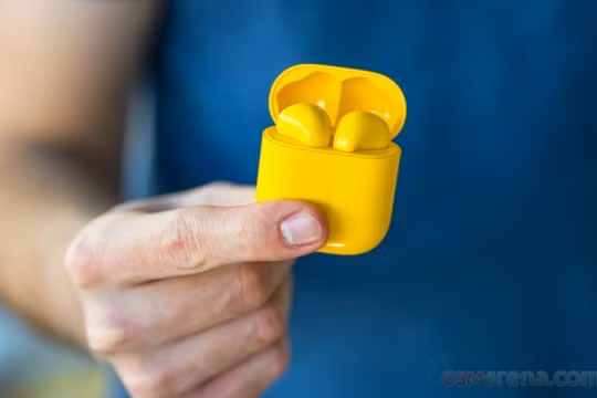 Tài nghe Buds Air của Realme có thiết kế khá giống AirPods của Apple. Ảnh: GSMArena