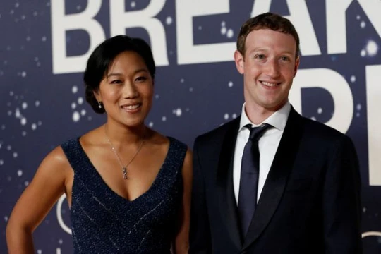 CEO của Facebook Mark Zuckerberg và vợ - bà Priscilla Chan. (Ảnh: Reuters)