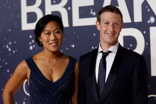 CEO của Facebook Mark Zuckerberg và vợ - bà Priscilla Chan. (Ảnh: Reuters)