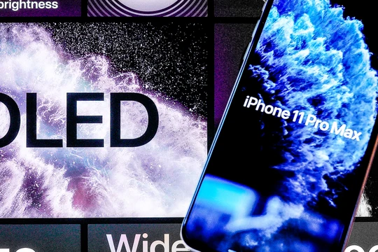 iPhone 11 Pro Max của Apple được trang bị màn hình OLED. Ảnh: Nikkei Asian Review