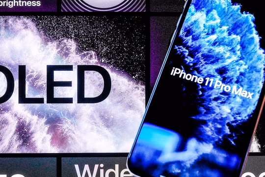 iPhone 11 Pro Max của Apple được trang bị màn hình OLED. Ảnh: Nikkei Asian Review