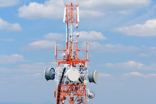 Vì tin rằng 5G làm lây lan Covid-19, một số trạm thu phát 5G tại Anh và các quốc gia khác đã bị một số đối tượng kích động đốt cháy. Ảnh: Phone Arena