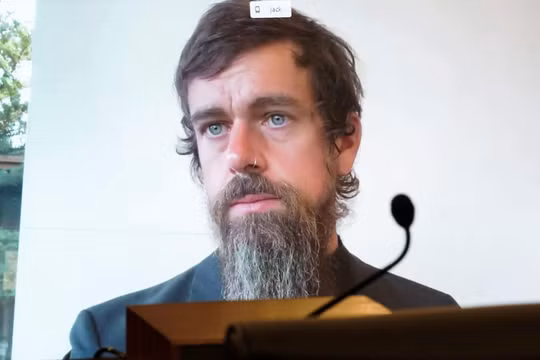 CEO Twitter thừa nhận rằng ông không tự hào về lệnh cấm này, nhưng khẳng định lệnh cấm là điều hoàn toàn đúng đắn. Ảnh: Latest News Live