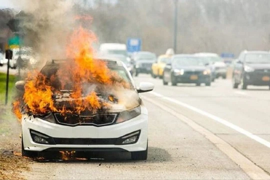 Dấu hiệu và cách xử lý khi ô tô bị cháy giữa đường