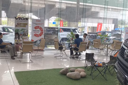 Khách hàng hoãn mua xe, đại lý chờ "phao cứu sinh" từ Chính phủ