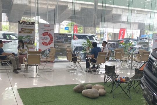 Khách hàng hoãn mua xe, đại lý chờ "phao cứu sinh" từ Chính phủ