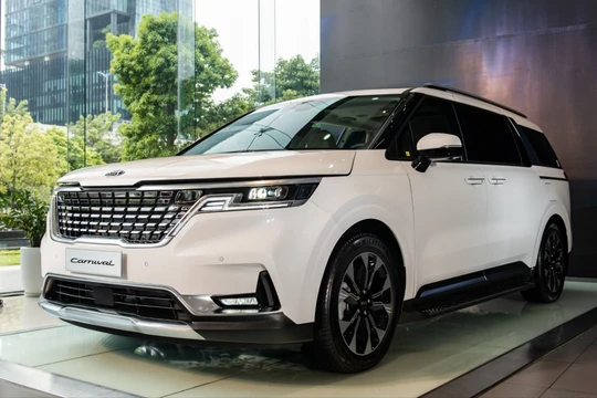 Đón phiên bản mới, hàng loạt ô tô xả kho kèm khuyến mại "khủng"