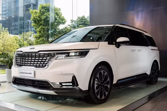 Đón phiên bản mới, hàng loạt ô tô xả kho kèm khuyến mại "khủng"