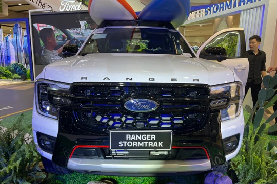 Cận cảnh Ford Ranger Stormtrak 2024 chuẩn bị ra mắt