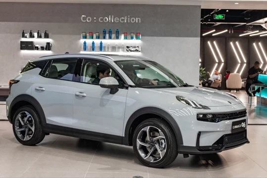 Xe Trung Quốc Lynk & Co 06 "chào sân", liệu có làm nên chuyện?