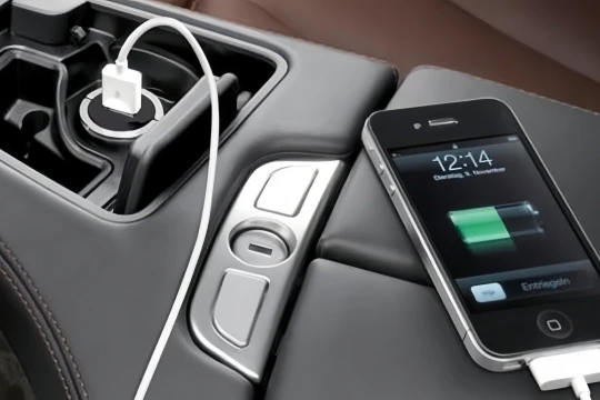 Vì sao không nên sạc điện thoại trên ô tô?