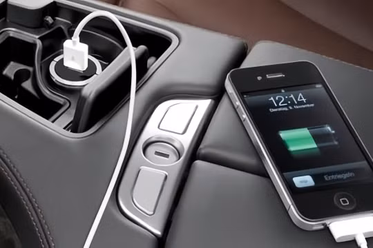 Vì sao không nên sạc điện thoại trên ô tô?