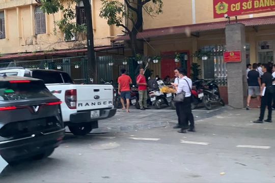 Khách hàng ồ ạt đi làm thủ tục đăng ký ô tô