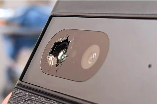 Google ngó lơ những báo cáo về việc Pixel 7 tự vỡ mặt kính camera không rõ nguyên nhân (Ảnh: Tech Spot)