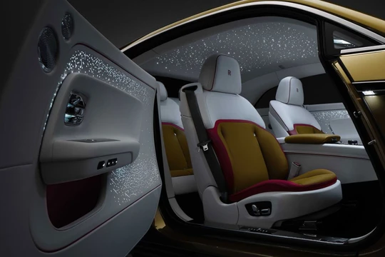 Rolls-Royce tiết lộ về mẫu xe điện đầu tiên của hãng, chủ nhân sẽ được đắm chìm trong "bầu trời sao" (Ảnh: CNN)