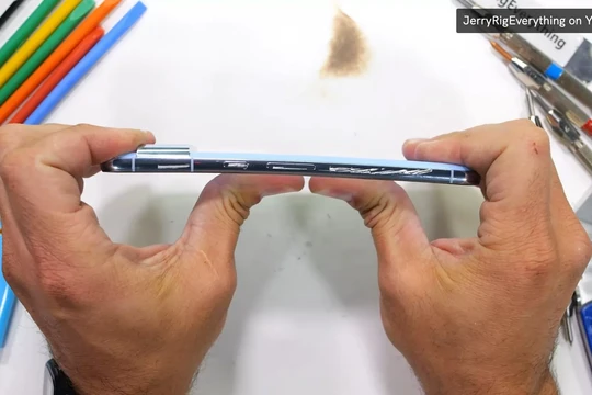 Pixel 8 Pro làm tốt hơn iPhone 15 Pro Max trong các bài kiểm tra độ bền (Ảnh: Android Authority)