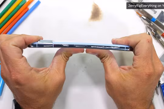 Pixel 8 Pro làm tốt hơn iPhone 15 Pro Max trong các bài kiểm tra độ bền (Ảnh: Android Authority)