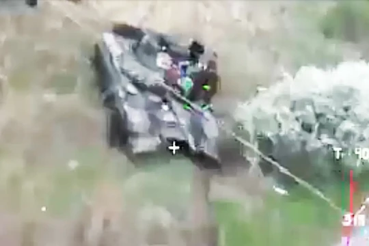 Ukraine đăng tải video UAV tự sát tấn công xe tăng Nga (Ảnh: The Drive)