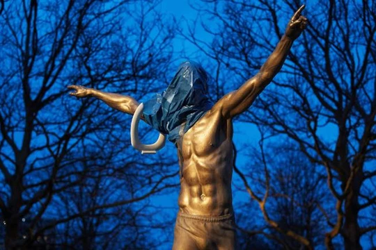 Bức tượng Ibrahimovic bị phá hoại (Ảnh: CNN)