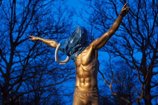 Bức tượng Ibrahimovic bị phá hoại (Ảnh: CNN)