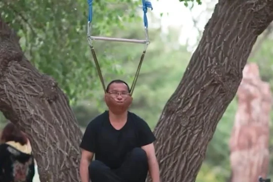 Bài tập chữa đau lưng kỳ lạ ở Trung Quốc (Ảnh: Odditycentral)