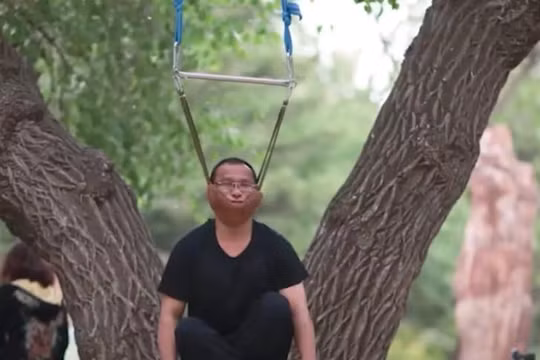 Bài tập chữa đau lưng kỳ lạ ở Trung Quốc (Ảnh: Odditycentral)