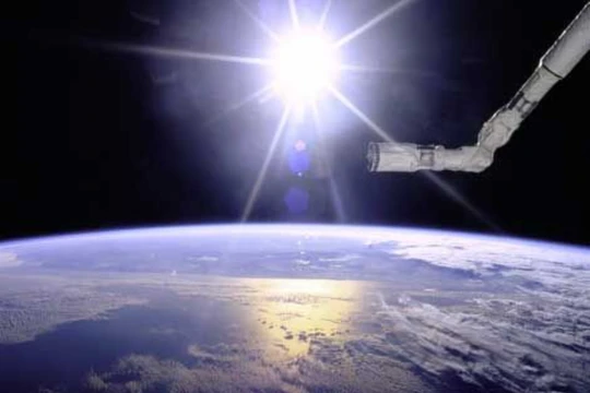 Nhiều người cho rằng những đốm sáng xuất hiện trong video chính là UFO (Ảnh: Vice)